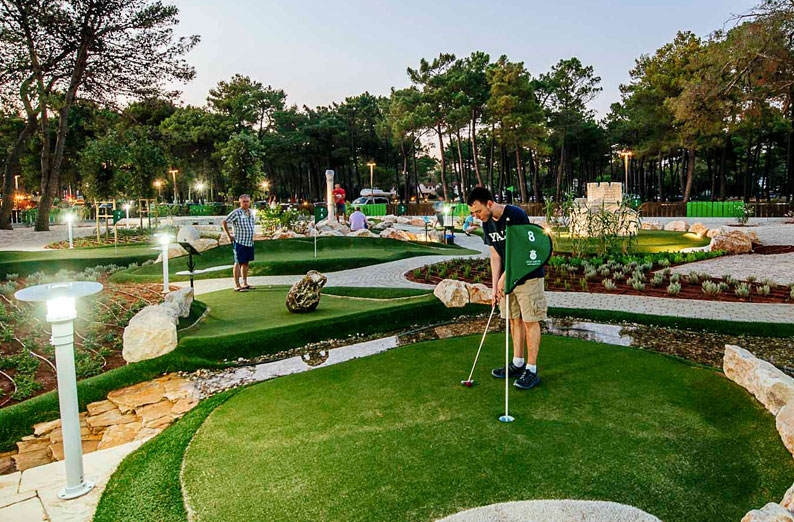 Zaton-Holiday-Resort-Minigolf